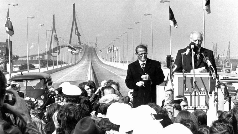 Bundespräsident Walter Scheel (rechts) bei der Einweihung der Köhlbrandbrücke am 20. September 1974 © dpa Fotograf: Wulf Pfeiffer