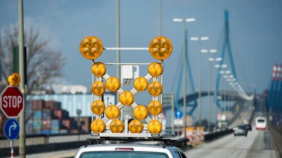 Ein Fahrzeug mit einem Warnschild steht am 09.04.2016 in Hamburg auf der Köhlbrandbrücke. © dpa Bildfunk Foto: Lukas Schulze