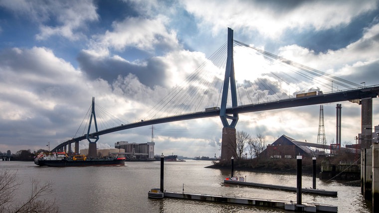 Die Köhlbrandbrücke im Hamburger Hafen  © IMAGO / Hoch Zwei Stock Foto: Angerer