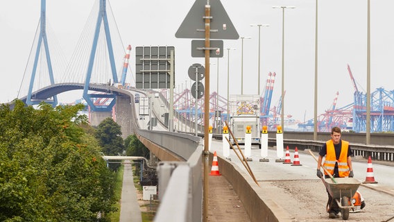 Autos fahren auf der teilweise abgesperrten Köhlbrandbrücke. Autos fahren auf der teilweise abgesperrten Köhlbrandbrücke. © picture alliance/Georg Wendt Foto: Georg Wendt