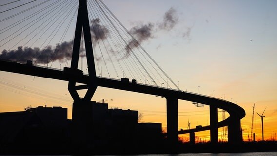 Blick auf die Hamburger Köhlbrandbrücke im Abendlicht. © picture alliance / dpa Foto: Christian Charisius