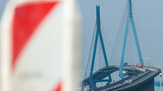 Ein Baustellenschild steht vor der Köhlbrandbrücke. © dpa Foto: Lukas Schulze