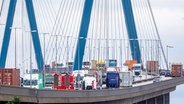 Zahlreiche Lastwagen fahren auf der Hamburger Köhlbrandbrücke. © picture alliance / dpa Foto: Markus Scholz