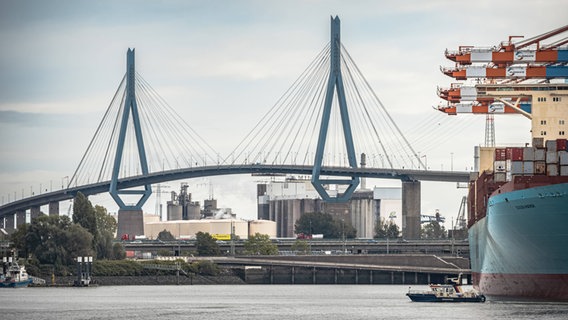Die Köhlbrandbrücke und Containerschiffe im Hafen von Hamburg. © IMAGO / Horrmann Kislichko GbR 