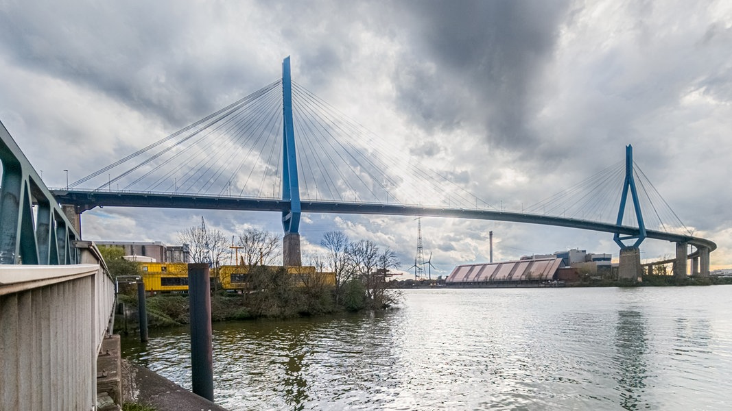 Die Köhlbrandrücke überspannt im Hamburger Hafen die Süderelbe.