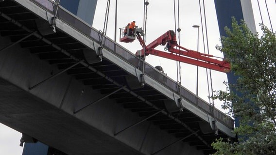 Wartungsarbeiten an der Hamburger Köhlbrandbrücke. (Archivfoto) © picture alliance / ABB 