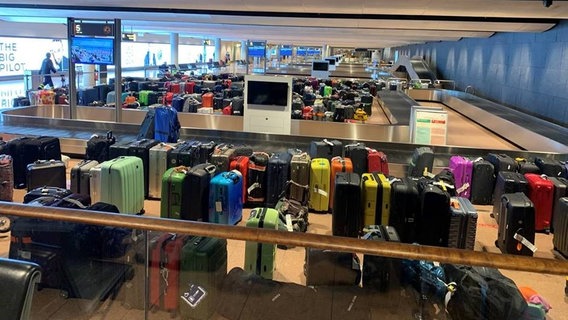 Viele Koffer stehen an den Bändern im Hamburger Flughafen. © NDR Foto: NDR