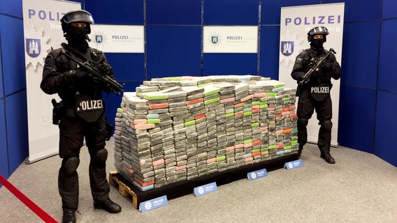 Am Mittwoch wurde das Kokain, das die Polizei am 8.11.2018 mithilfe von Fahndern und Spezialeinsatzkommando sicherstellen konnte, präsentiert. © NDR Foto: Ingmar Schmidt