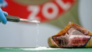 Der Zoll Hamburg präsentiert einen kleinen Teil sichergestellten Kokains. © dpa Foto: Marcus Brandt
