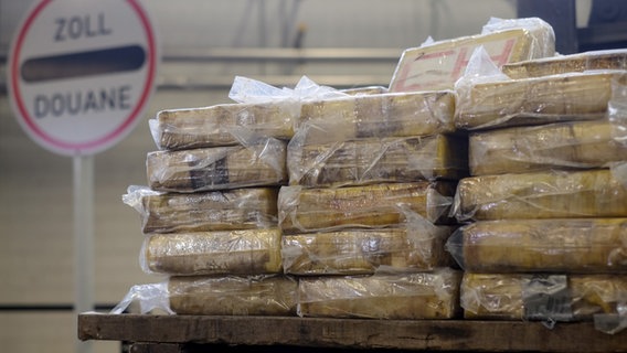 Kokainpakete werden beim Zoll in Hamburg gelagert.  © picture Alliance Foto: Axel Heimken