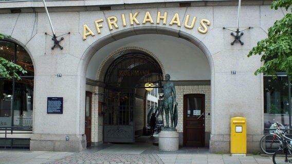 Der Eingang des "Afrikahaus" in der Großen Reichenstraße in Hamburg  Foto: Marc-Oliver Rehrmann