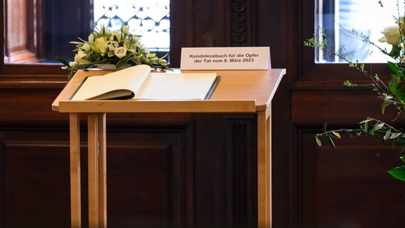Yehova'nın Şahitleri arasında pusuya düşürülenlerin başsağlığı kitabı © Jonas Walzberg/dpa