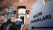 Menschen gehen in das türkische Generalkonsulat in Hamburg. © picture alliance / Christian Charisius/dpa Foto: Christian Charisius