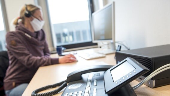 Eine Mitarbeiterin sitzt in der Zentralen Unterstützung der Kontaktnachverfolgung vor einem Computer. © picture alliance/dpa | Daniel Bockwoldt Foto: Daniel Bockwoldt