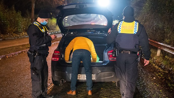 Polizisten kontrollieren im Stadtteil Mümmelmannsberg ein Auto. © picture alliance/dpa Foto: Daniel Bockwoldt