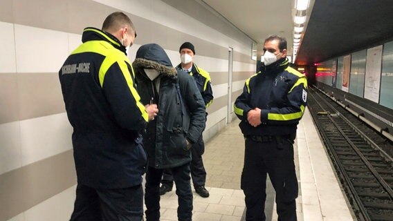 Mitarbeiter der Hochbahn-Wache kontrollieren die Einhaltung der Corona-Regeln im Hamburger Nahverkehr. © NDR Foto: Kai Salander