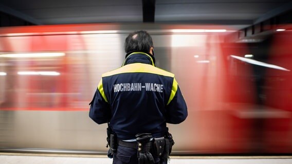 Ein Mitarbeiter der Hochbahn-Wache ist an einer Haltestelle im Einsatz bei Kontrollen. © picture alliance/dpa Foto: Daniel Reinhardt