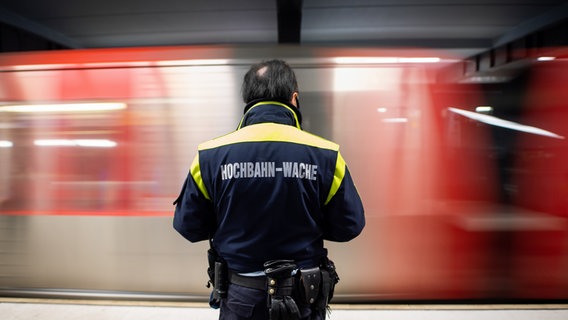 Ein Mitarbeiter der Hochbahn-Wache ist an einer Haltestelle im Einsatz bei Kontrollen. © picture alliance/dpa Foto: Daniel Reinhardt