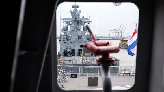 Die deutsche Korvette «Erfurt» ist durch einen Ausguck einer niederländischen Fregatte zu sehen. Der maritime Einsatzverband der Nato ist zu Gast in Hamburg, um Vorräte aufzustocken. © dpa Foto: Jonas Walzberg