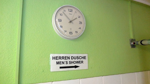 Auf einem Wegweiser im Seemannsheim Krayenkamp in Hamburg steht: Herren Dusche.  Foto: Marc-Oliver Rehrmann