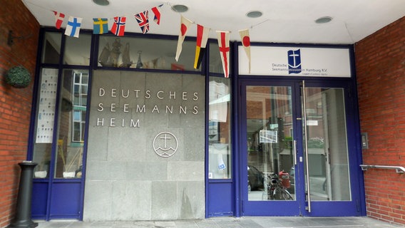 Der Eingang des Seemannsheims Krayenkamp in Hamburg.  Foto: Marc-Oliver Rehrmann