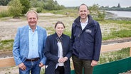 Jens Kerstan (Grüne), Senator für Umwelt, Klima, Energie und Agrarwirtschaft, Melanie Leonhard (SPD), Senatorin für Wirtschaft und Innovation, und Friedrich Stuhrmann, CCO der Hamburg Port Authority bei einem Pressetermin zur Fertigstellung des Tidegebiets Kreetsand. © picture alliance/dpa | Georg Wendt Foto: Georg Wendt