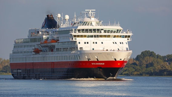 Das Kreuzfahrtschiff "MS Otto Sverdrup" der Reederei Hurtigruten verlässt den Hamburger Hafen. © picture alliance / imageBROKER Foto: Justus de Cuveland