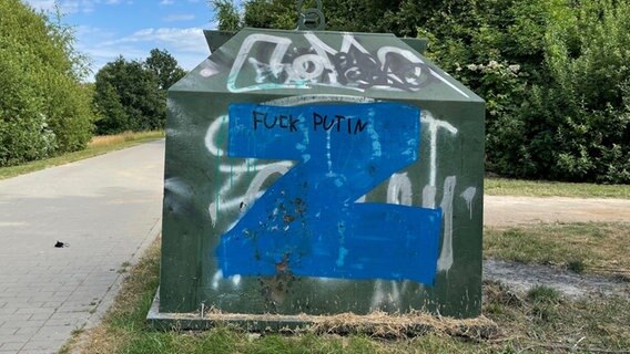 Auf einem Altpapier-Container in Hamburg-Bergedorf ist der Buchstabe "Z" in blauer Farbe gemalt, ergänzt mit dem Spruch "Fuck Putin". © NDR Foto: Lennart Banholzer