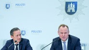 Hamburgs Polizeipräsident Falk Schnabel (links) und Innensenator Andy Grote (SPD) präsentieren die Kriminalstatistik. © dpa 