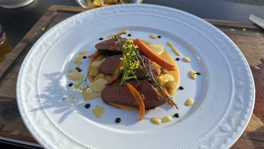 Saddle of venison with pumpkin puree served on a plate.  © Dave Hänsel Photo: NDR