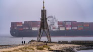 Ein Containerschiff fährt in die Unterelbe bei Cuxhaven ein. © picture alliance / Jochen Tack | Jochen Tack Foto: Jochen Tack