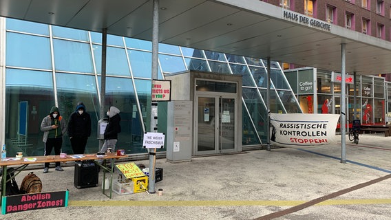 Eine Kundgebung zum Thema "Racial Profiling" vor dem Haus der Gerichte im Hamburg. © NDR Foto: Elke Spanner