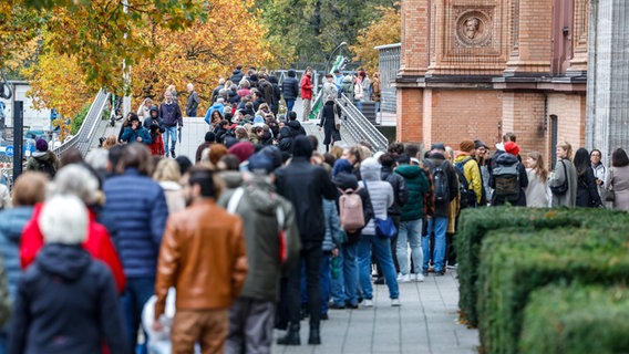 Vor dem Eingang von der Hamburger Kunst·halle warten viele Menschen. © picture alliance/dpa Foto: Axel Heimken