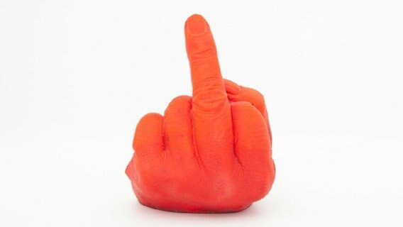 Eine rote Hand mit ausgetrecktem Mittelfinger: Skulptur des chinesischen Künstlers Ai Weiwei, die in Hamburg gestohlen wurde.  
