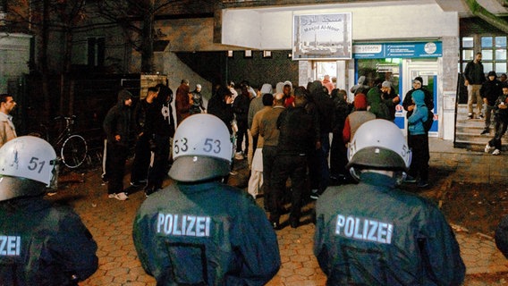 Polizisten stehen am 08.10.2014 in Hamburg vor der Al-Nour Moschee. © dpa-Bildfunk Foto: Markus Scholz