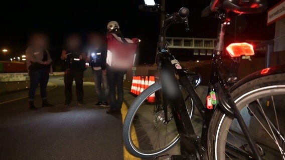 Ein Fahrradkurier wird von der Polizei befragt. © TeleNewsNetwork Foto: Screenshot