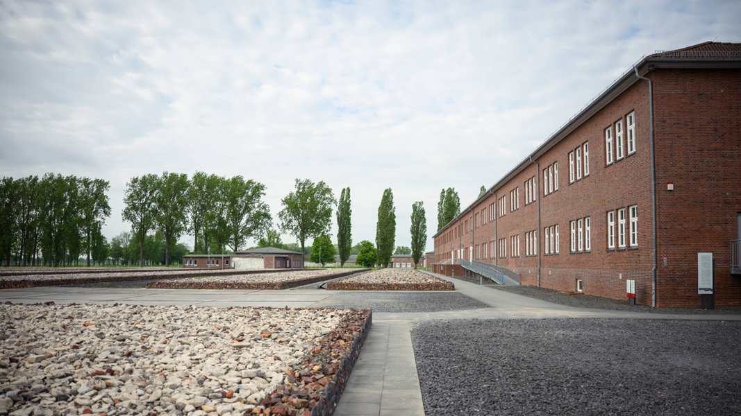Jetzt live: Gedenkfeier in Neuengamme mit Überlebenden