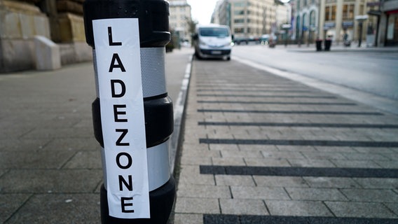 In der Hamburger Innenstadt ist eine Fläche als Ladezonen markiert. © picture alliance 