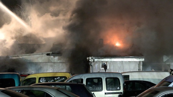 Eine Lagerhalle in Wilhelmsburg ist abgebrannt. © BlaulichtNews Foto: BlaulichtNews