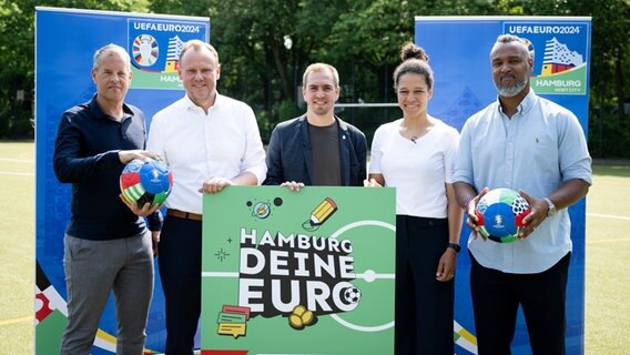 Rando Aust (l-r), Vorstandsvorsitzender der Alexander-Otto-Sportstiftung, Andy Grote (SPD), Innensenator von Hamburg, Philipp Lahm, Turnierdirektor der UEFA EURO 2024, Celia Sasic, Botschafterin der UEFA EURO 2024 und DFB Vizepräsidentin für Gleichstellung und Diversität, und Patrick Esume, Host City Botschafter Hamburg stehen vor einer Pressekonferenz zu einem Ideenwettbewerb zur UEFA EURO 2024 für ein Foto zusammen. © picture alliance / dpa Foto: Daniel Reinhardt