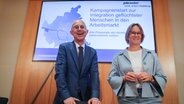 Sozialsenatorin Melanie Schlotzhauer und Sönke Fock, Vorsitzender der Geschäftsführung der Agentur für Arbeit Hamburg, sprechen vor einer Landespressekonferenz im Rathaus. © picture alliance Foto: Christian Charisius