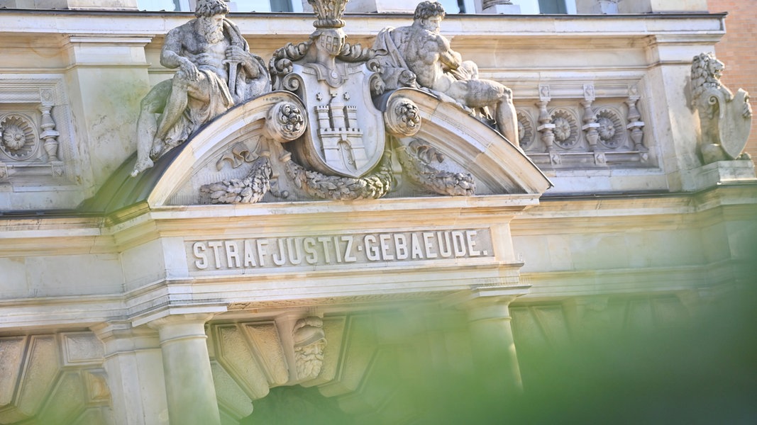 Der Eingang des Strafjustizgebäudes am Sievekingsplatz in Hamburg.