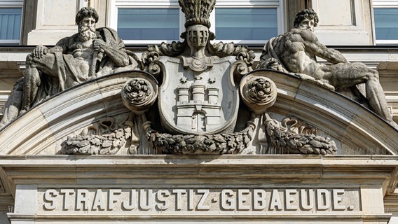 Der Schriftzug "Strafjustizgebäude" ist über dem Eingang zum Landgericht Hamburg in Stein gemeißelt. © picture alliance/dpa Foto: Markus Scholz