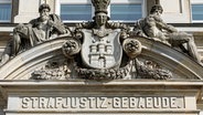Der Schriftzug "Strafjustizgebäude" ist über dem Eingang zum Landgericht Hamburg in Stein gemeißelt. © picture alliance/dpa Foto: Markus Scholz