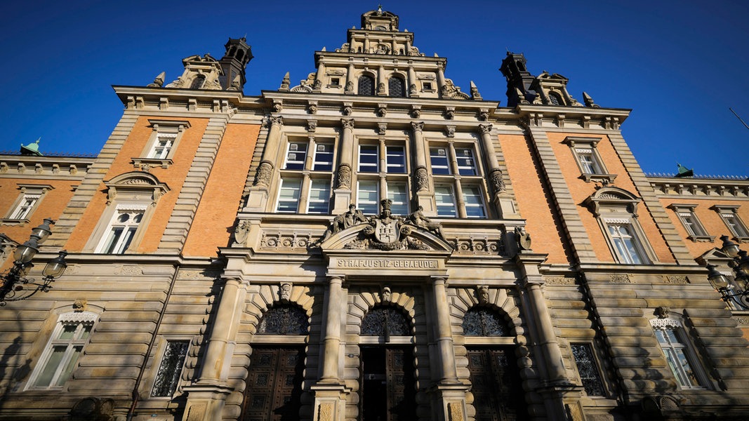 Aussenansicht mit Haupteingang des Hamburger Strafjustizgebäudes am Sievekingplatz. 