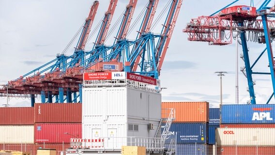 Eine Landstromanlage für Containerschiffe am HHLA-Terminal Tollerort im Hamburger Hafen. © HHLA 