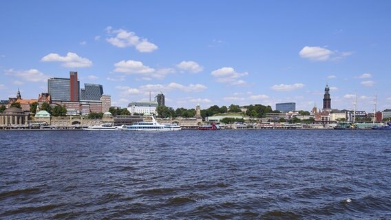 Blick von der Elbe auf die Hamburger Landungsbrücke. © picture alliance / imageBROKER Foto: Olaf Schulz