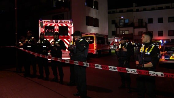 Polizisten sperren einen Tatort in Langenhorn ab. © TV News Kontor Foto: Screesnhot