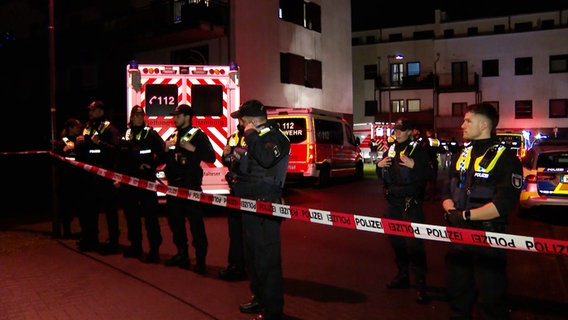 Polizisten sperren einen Tatort in Langenhorn ab. © TV News Kontor Foto: Screenshot