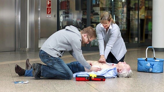 Ein Mann und eine Frau kümmern sich um einen am Boden liegenden Mann. © ASB Hamburg 